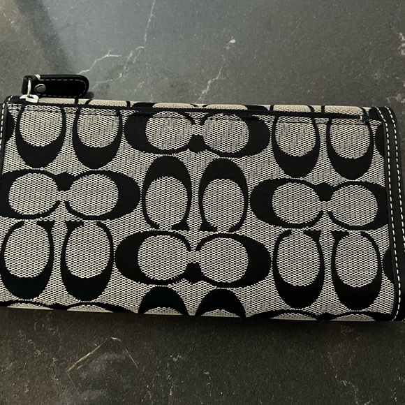 Black coach wallet, like new condition.  Please view all photos carefully. - Picture 8 of 8